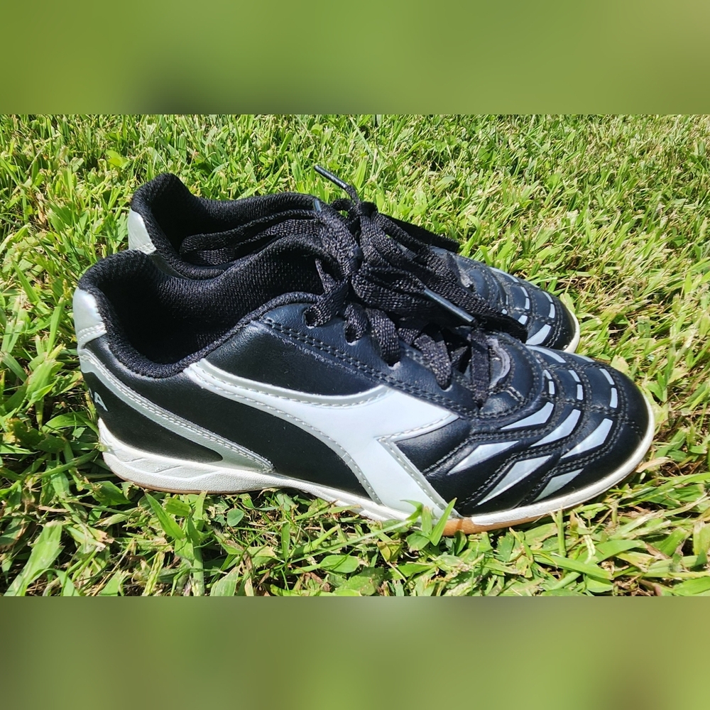 Boys' indoor soccer shoes. Size 2Y